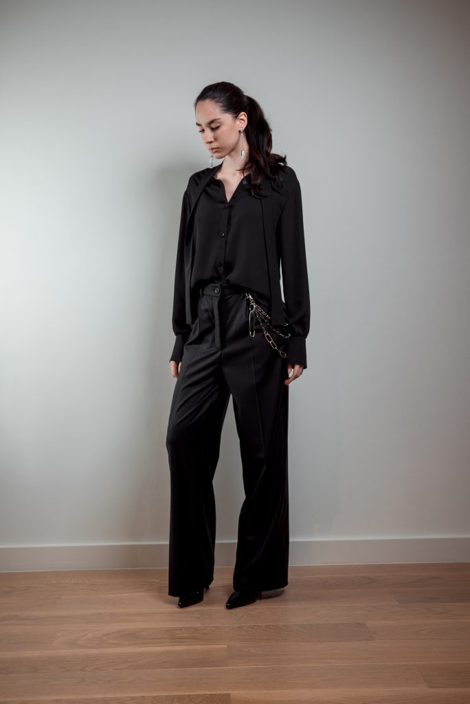 JAGYCH AW 25 ESSENTIALS
BRUTAL REFINEMENT

BYRON SHIRT IN BLACK
CRYSTAL CROSS EARINGS
TROUSERS
CHAIN