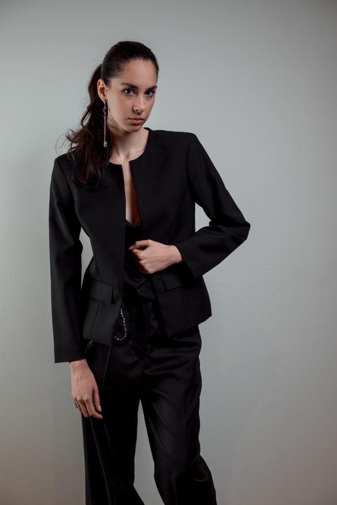 JAGYCH AW 25 ESSENTIALS
BRUTAL REFINEMENT

OSCAR WOOL JACKET
STRAP BLOUSE IN BLACK
TROUSERS
PENDANT
CHAIN